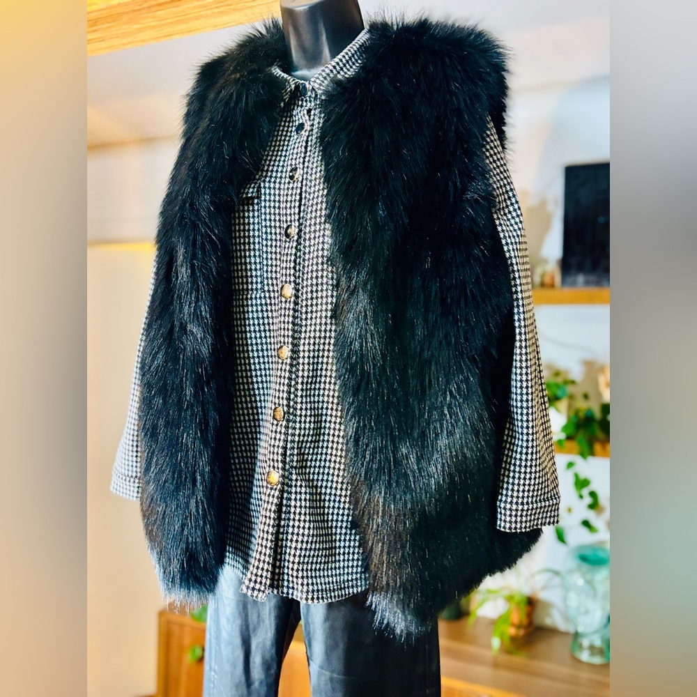 Black Faux Fur Vest for Women - Picture 3 of 12